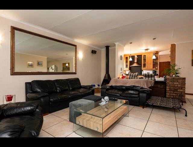 4 BEDROOM HOUSE FOR SALE IN GLENVISTA